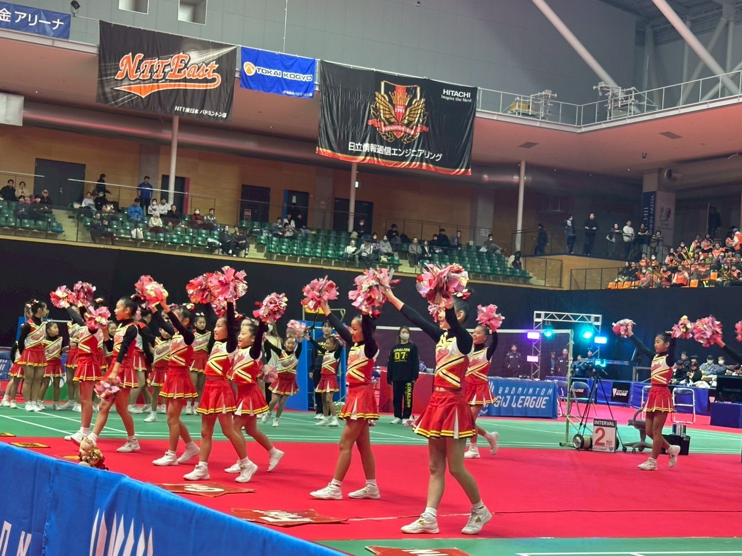 スポーツ会場で演技を披露するクラブの子どもたち